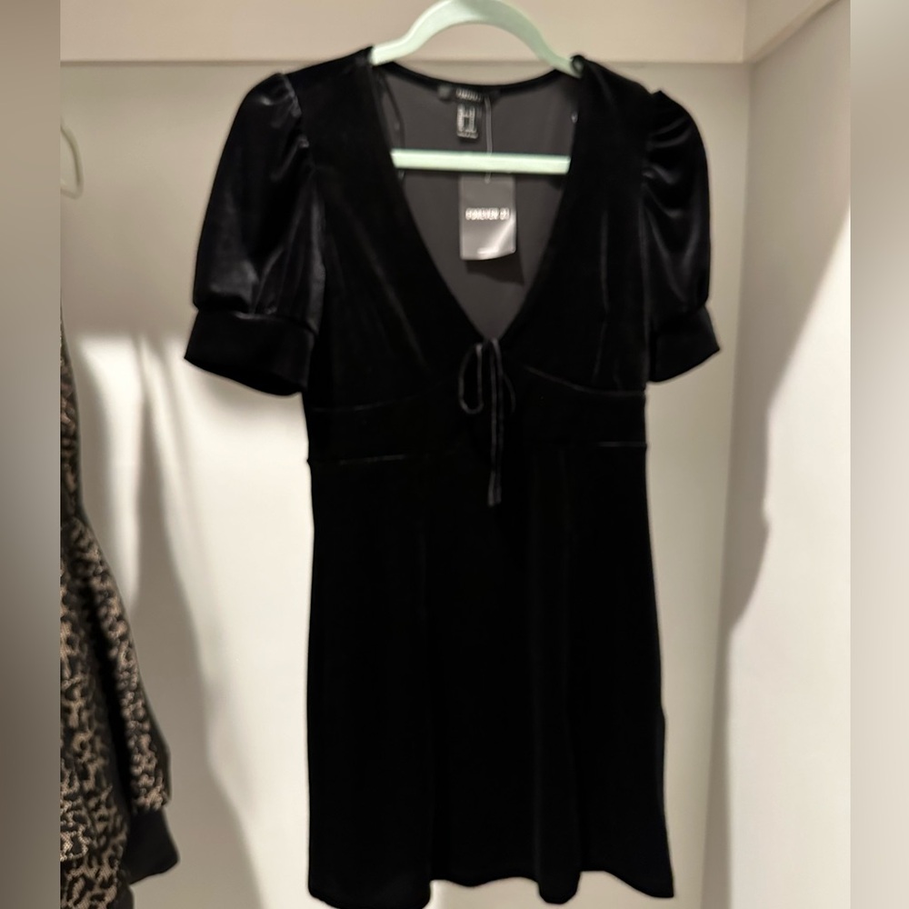 Brand New with Tags Forever 21 Black Velvet Short Puff Sleeve Dress Size Large